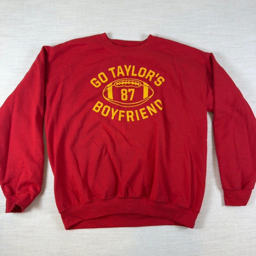 Gildan Go Taylors Boyfriend 87 Football Red Graphic Sweatshirt Large